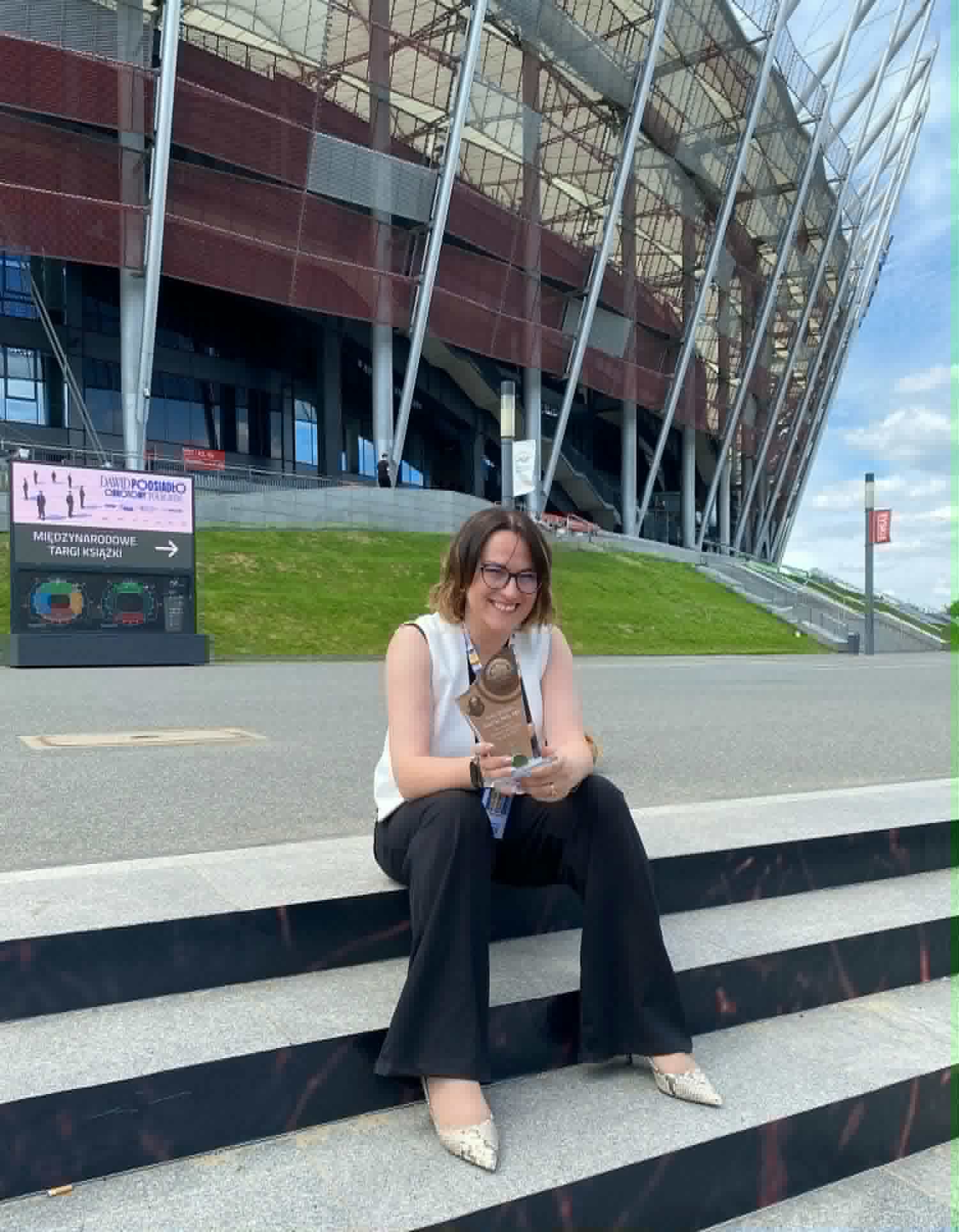 Dr Katarzyna Bikowska z nagroda SBP pozuje przed Stadionem Narodowym