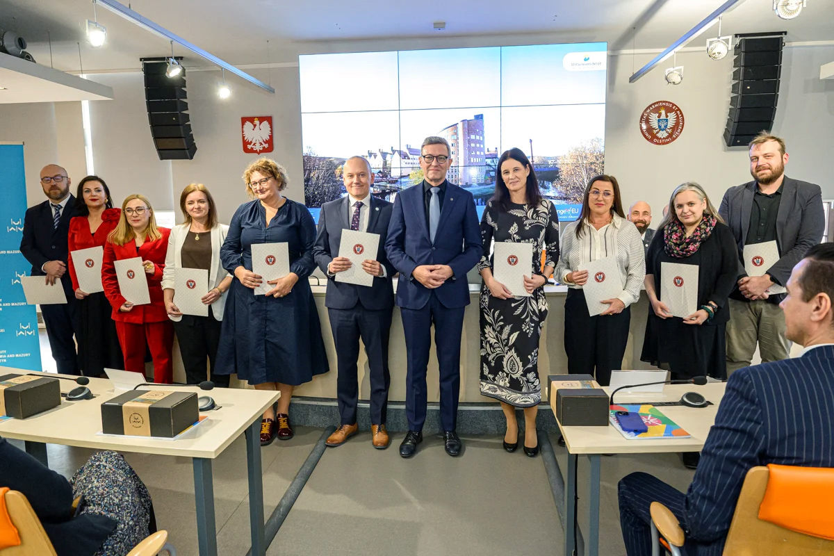 Prof. Jerzy Przyborowski, rektor UWM, wręcza akty powołania osobom zaangażowanym w projekt.