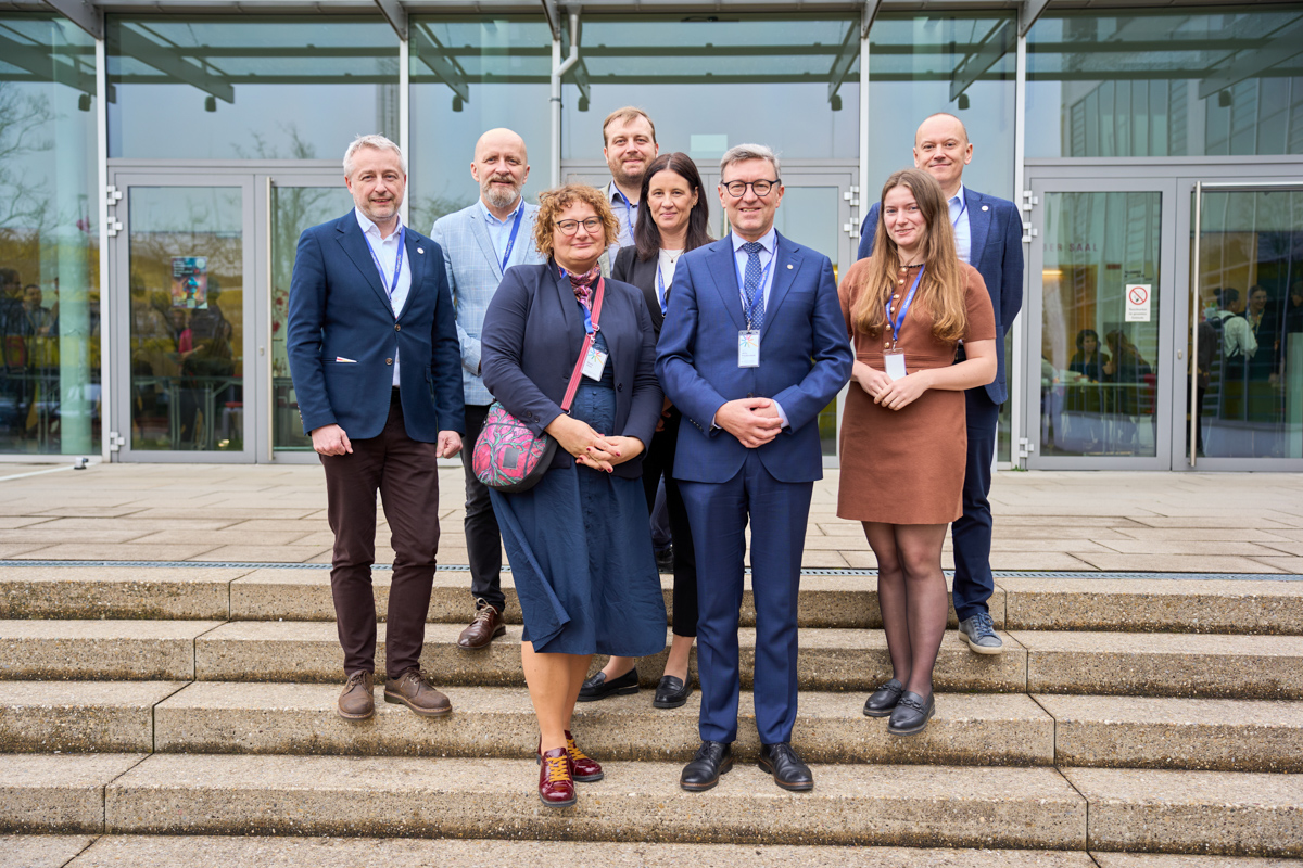 Prof. Jerzy Przyborowski, rektor UWM pozuje do zdjęcia z prorektorami oraz osobami zaangażowanymi w CHallengeEU