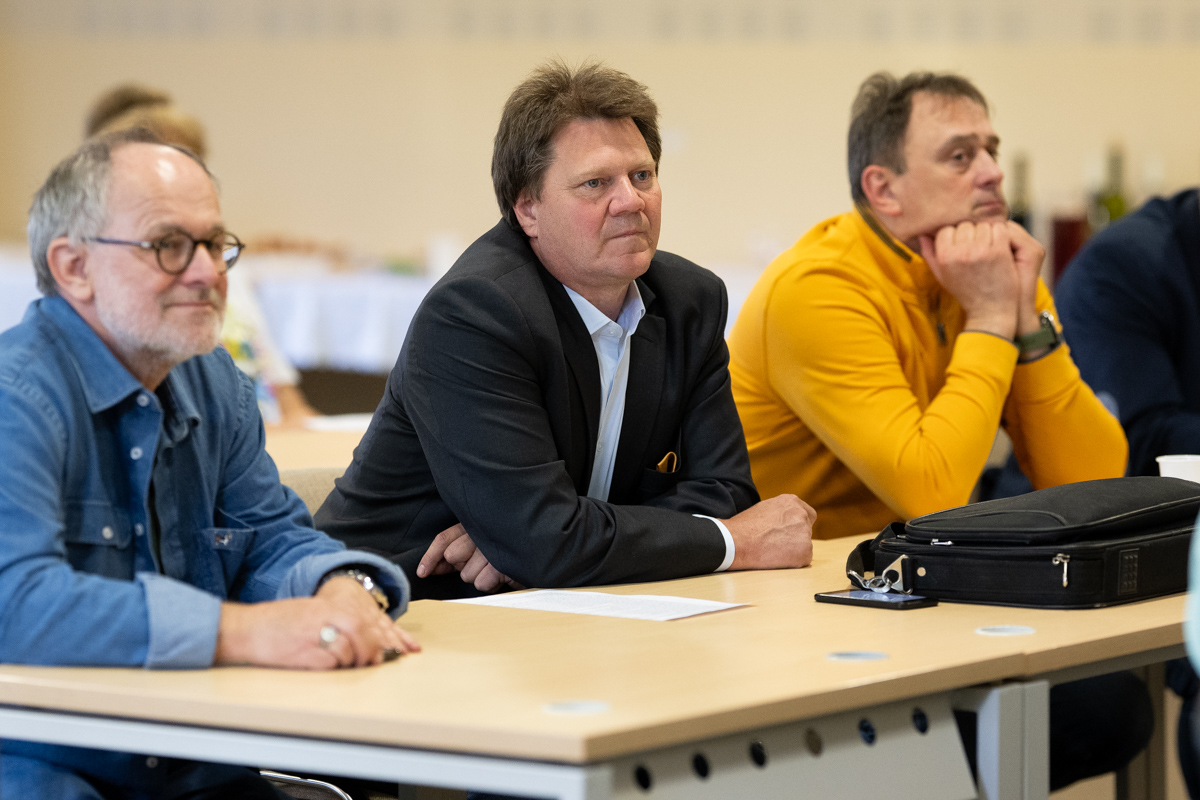 uczestnicy konferencji siedzą w ławkach