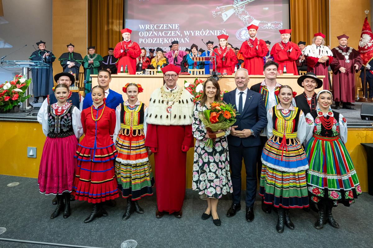 Zespół Pieśni i Tańca "Kortowo" pozuje do zdjęcia z rektorem i wojewodą