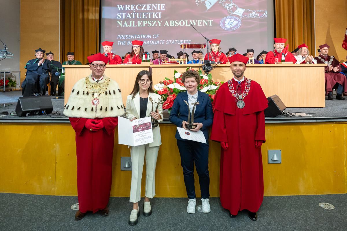 Zofia Malinowska i Laura Trelewicz pozują z rektorem Jerzym Przyborowskim i prorektorem Sławomirem Przybylińskim