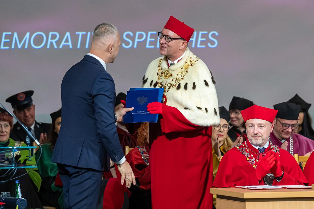 Jerzy Przyborowski odbiera życzenia od Radosława Króla