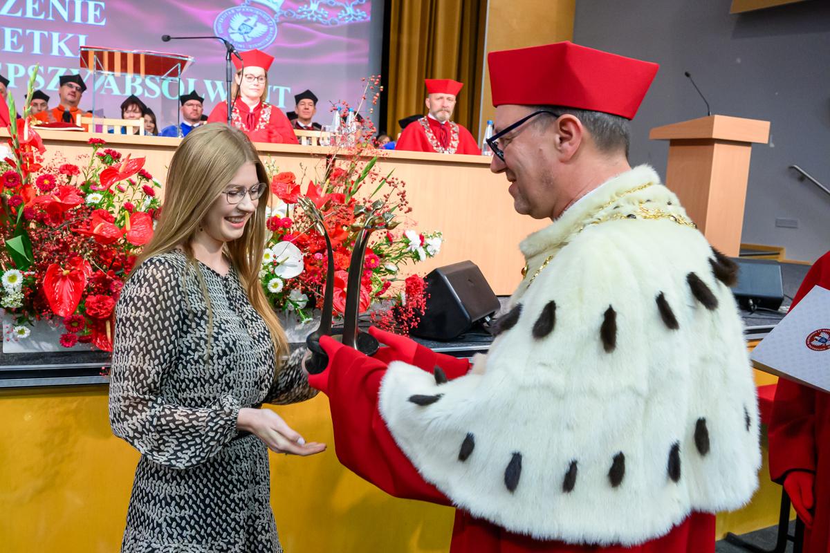 Wręczenie nagrody najlepszej absolwentce