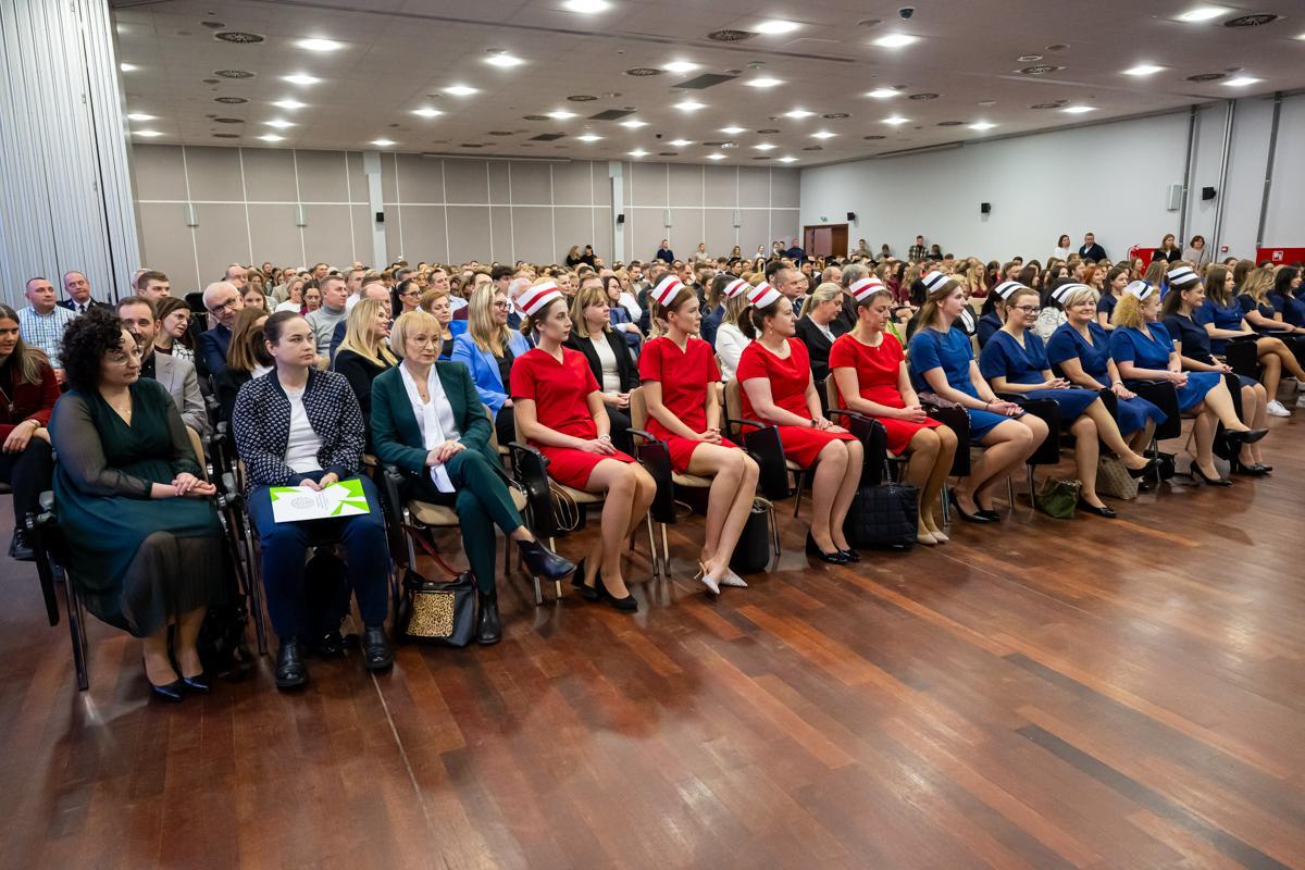 Dyplomatorium SZP: absolwenci siedzą 