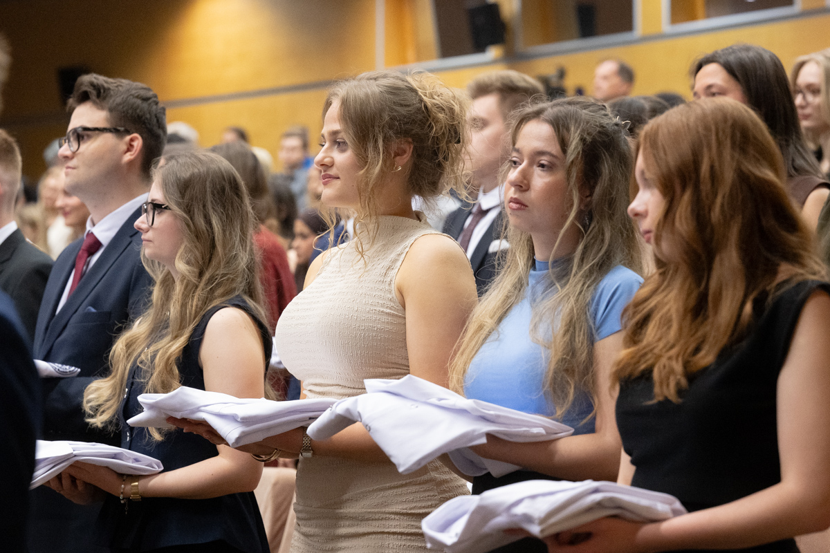 Biały Fartuch 2026 na UWM: studenci trzymają w dłoniach swoje fartuchy