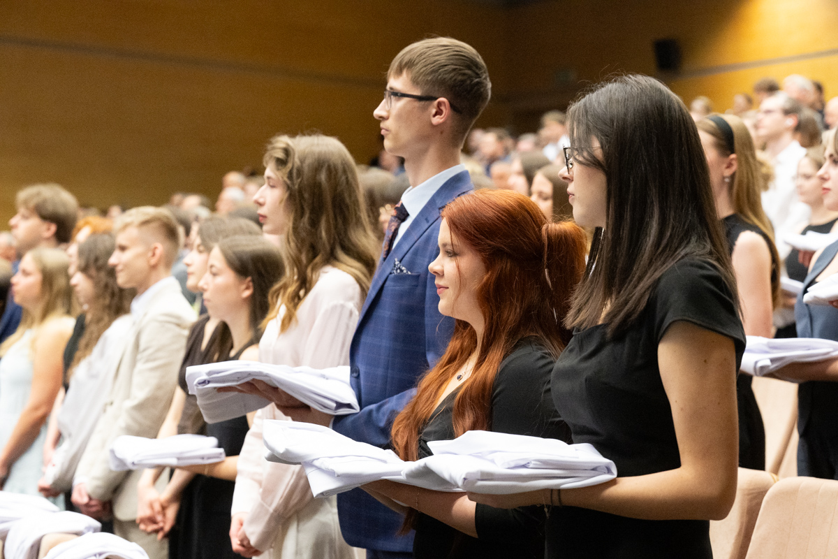Biały Fartuch 2026 na UWM: studenci trzymają w dłoniach swoje fartuchy