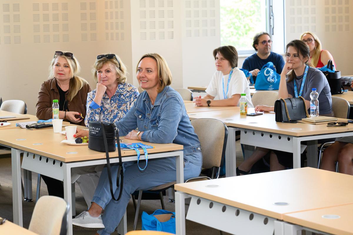 XXXII Konferencja Redaktorów Czasopism Akademickich i Portali Uczelnianych w Olsztynie: uczestnicy konferencjach siedzą w ławkach