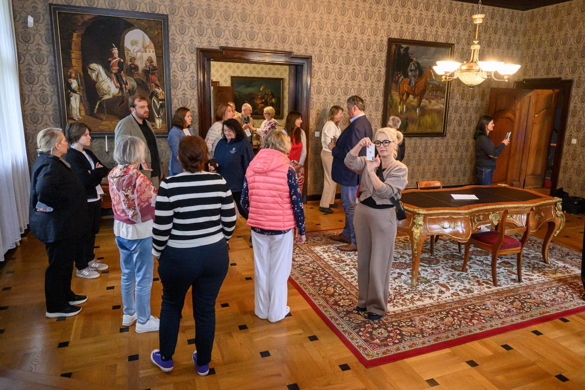 XXXII Konferencja Redaktorów Czasopism Akademickich i Portali Uczelnianych w Olsztynie: uczestnicy zwiedzają Pałac w Łężanach