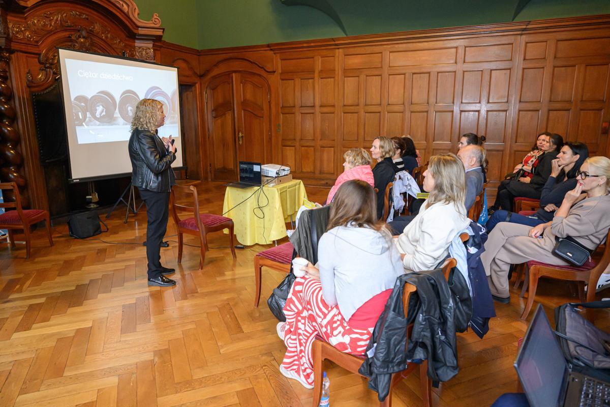 XXXII Konferencja Redaktorów Czasopism Akademickich i Portali Uczelnianych w Olsztynie: uczestnicy słuchają referatu prof. Aliny Naruszewicz-Duchlińskiej w Pałacu w Łężanach