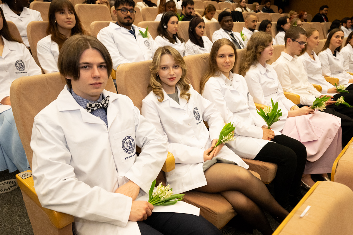 Biały Fartuch 2026 na UWM: studenci siedzą 