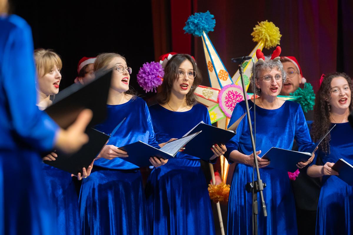 Chór im. prof. W. Wawrzyczka podczas koncertu "Kultura pod choinkę"