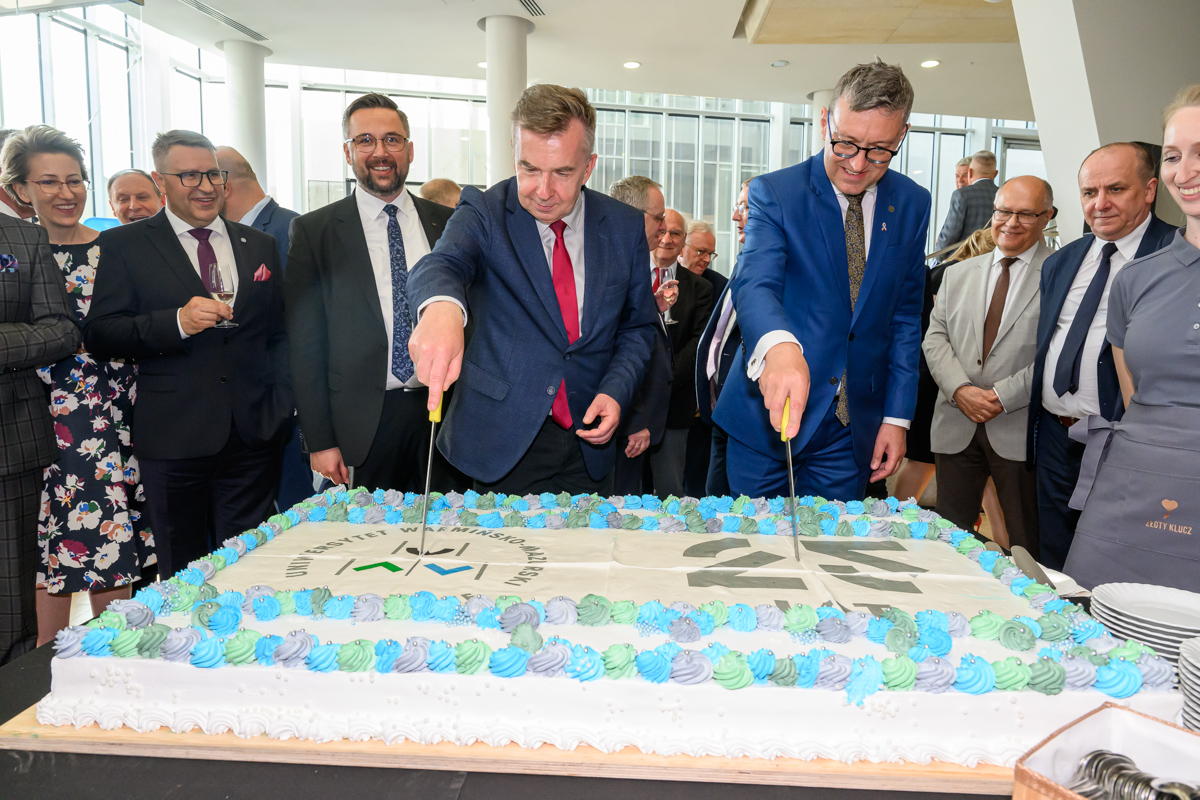 Rektor UWM i minister Dariusz Wieczorek kroją tort