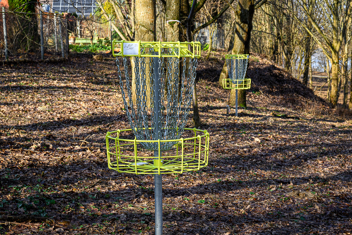 kosz do gry w disc golfa znajdujący się na Górce Kortowskiej