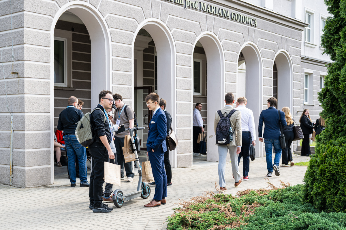 MSKN 2026 na UWM: uczestnicy przed aulą im. Gotowca