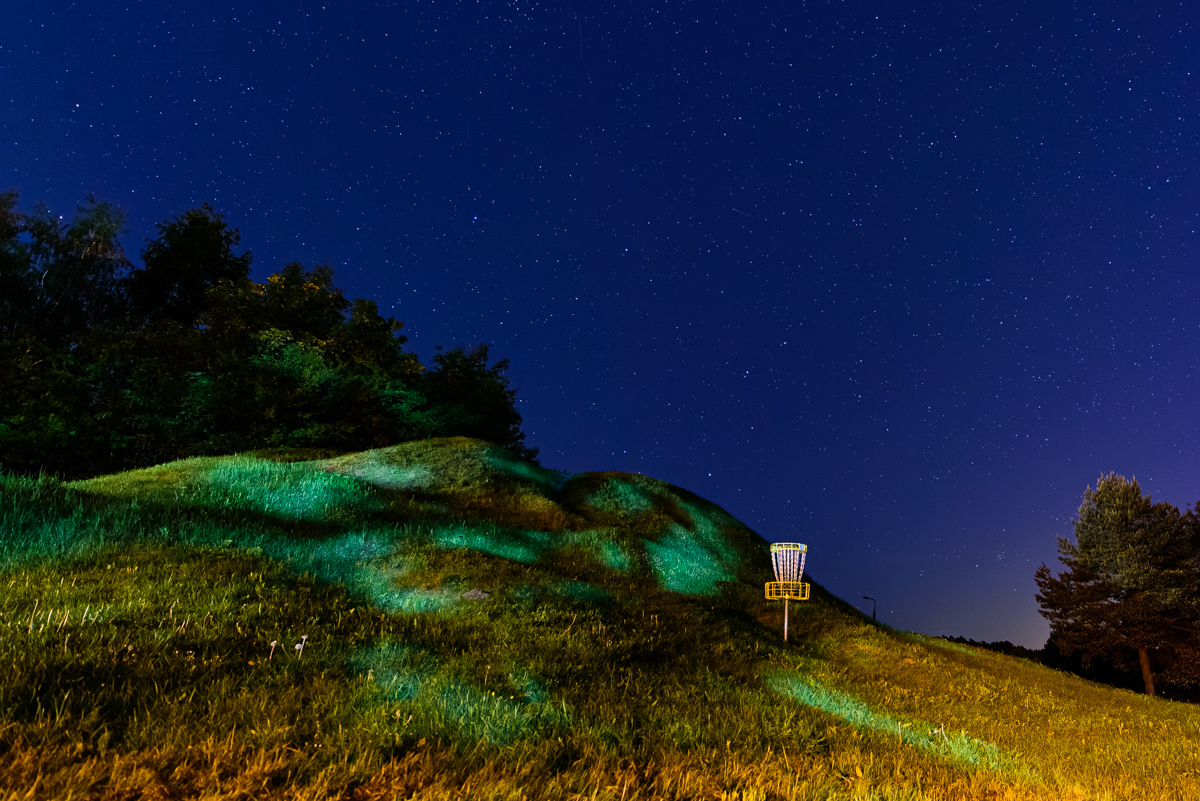 Górka Kortowska z koszami do discgolfa