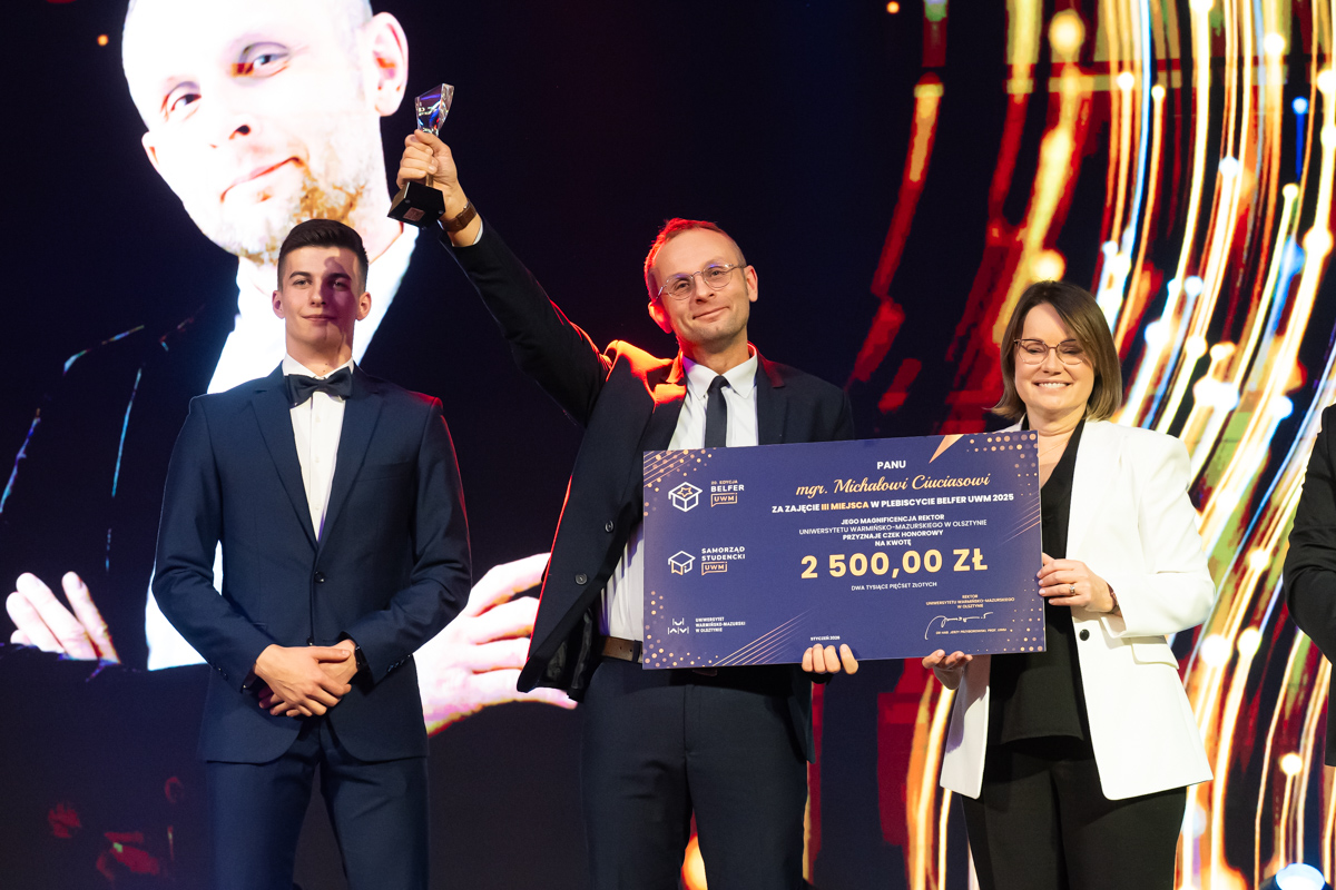 Michał Ciucias odbiera nagrodę za trzecie miejsce w plebiscycie