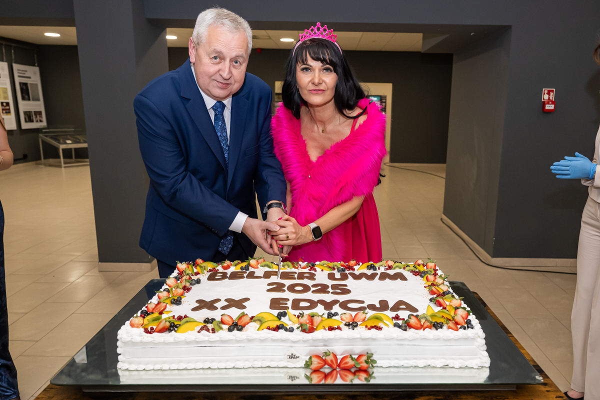 Prof. Micińki i prof. Smolińska kroją tort