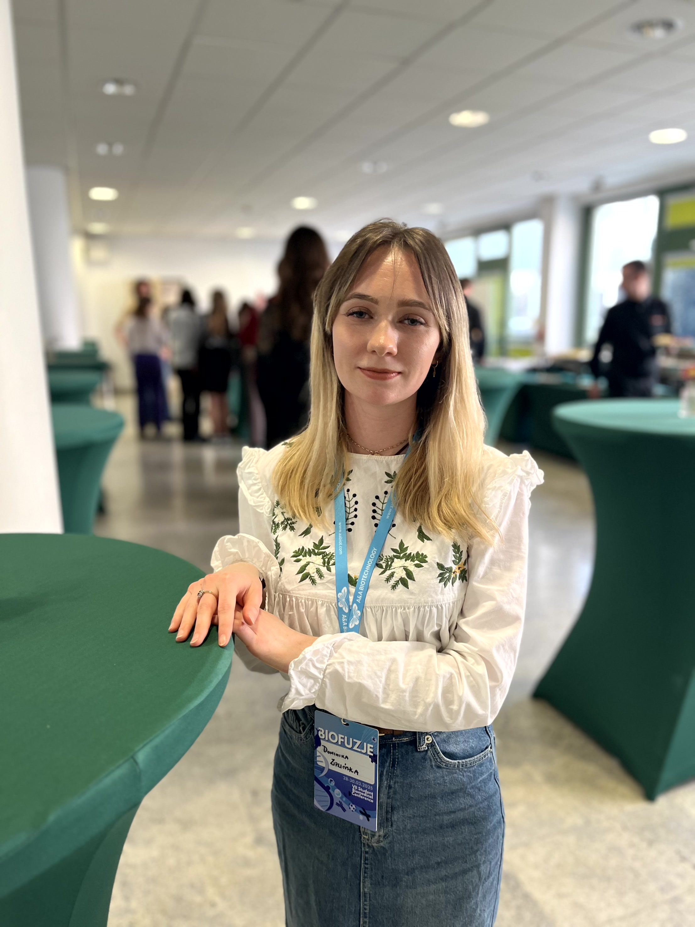 Młoda kobieta stoi przy stoliku 