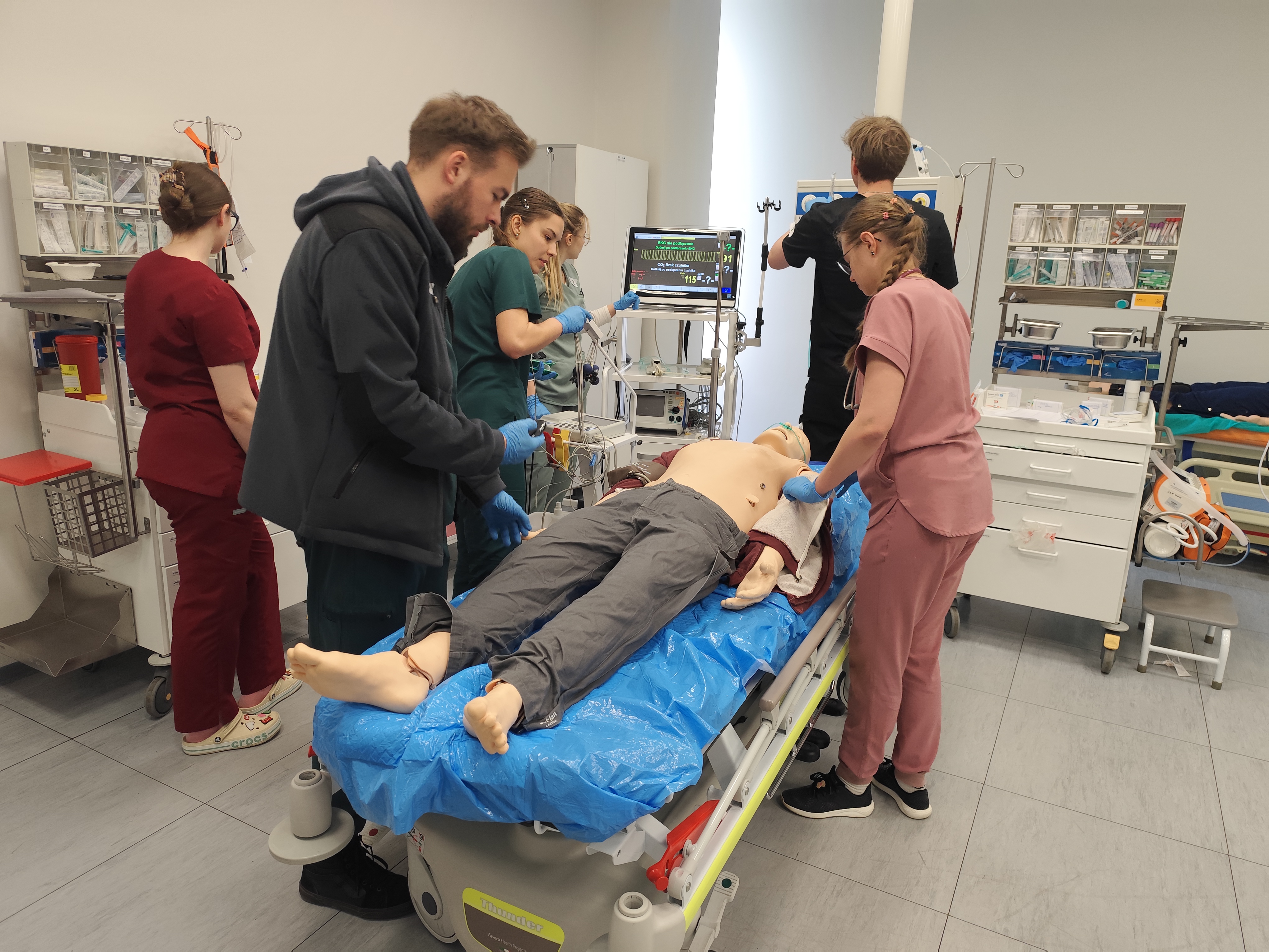 studenci jako pracownicy SOR ratują pacjenta z podejrzeniem zawału