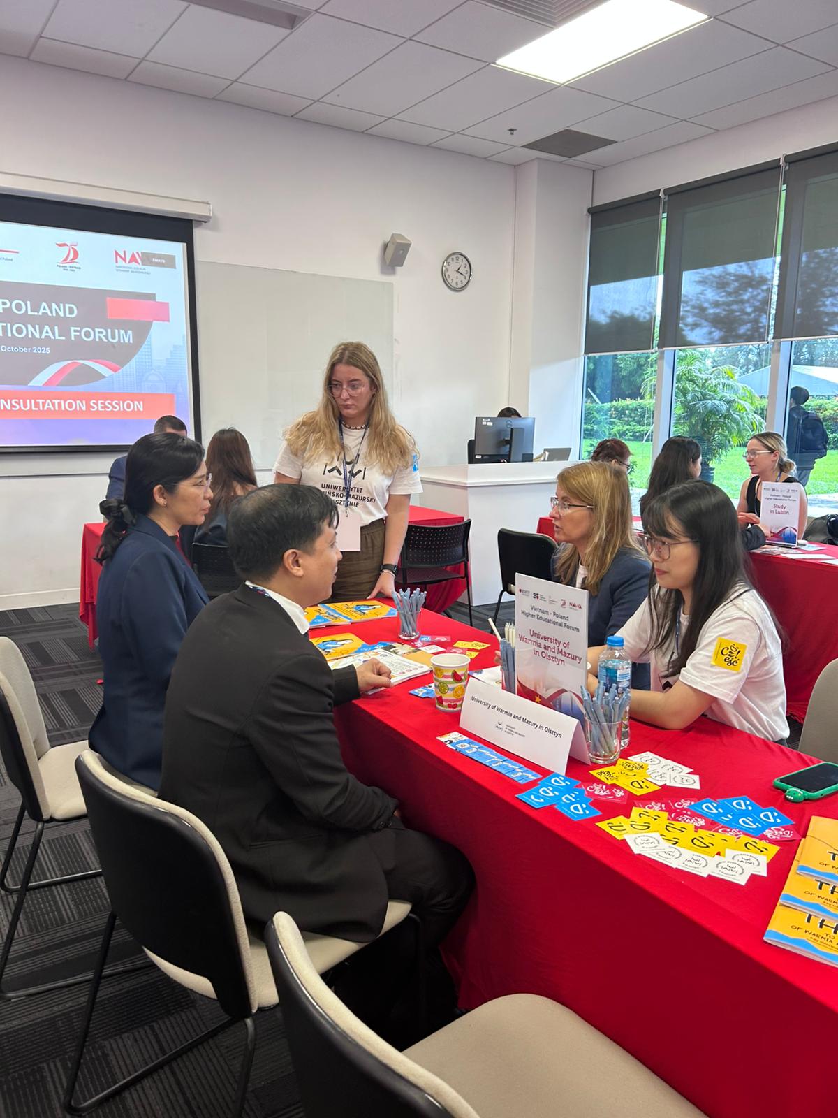 uczestnicy spotkania w Wietnamie 