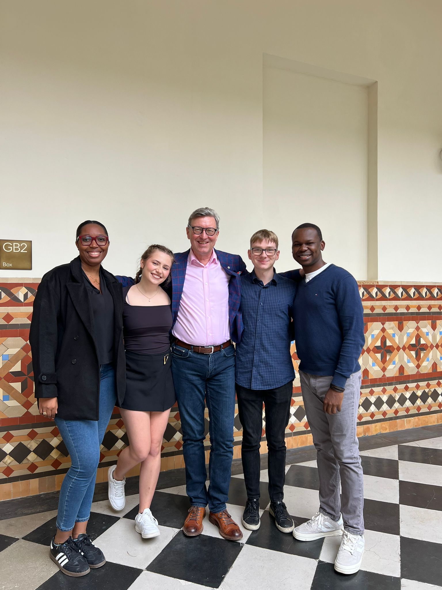 Ambasadorzy sojuszu ChallengeEU z rektorem UWM (stoi w środku)