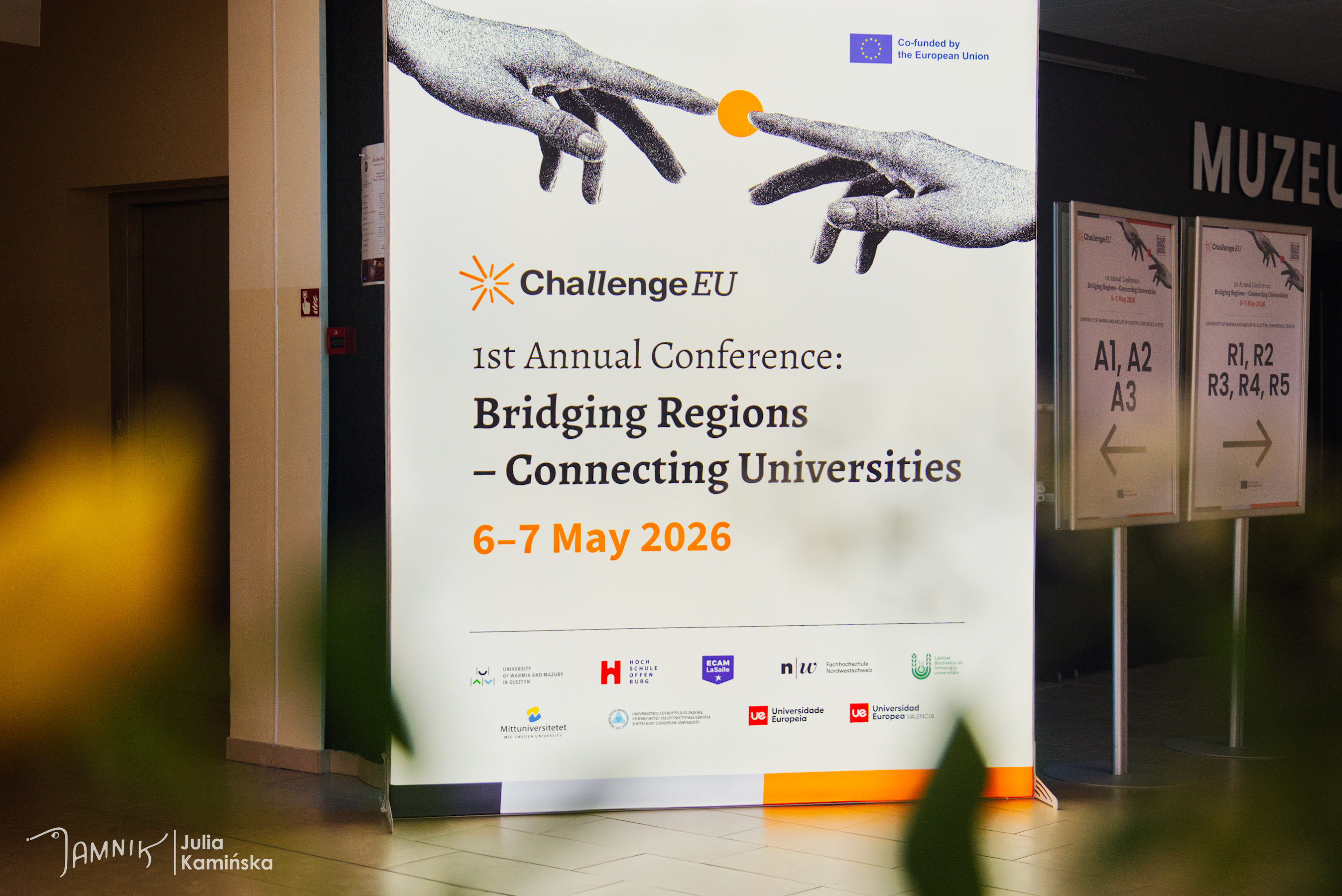 ChallengeEU - ścianka z plakatem konferencji / fot. Julia Kamińska (SAF Jamnik)