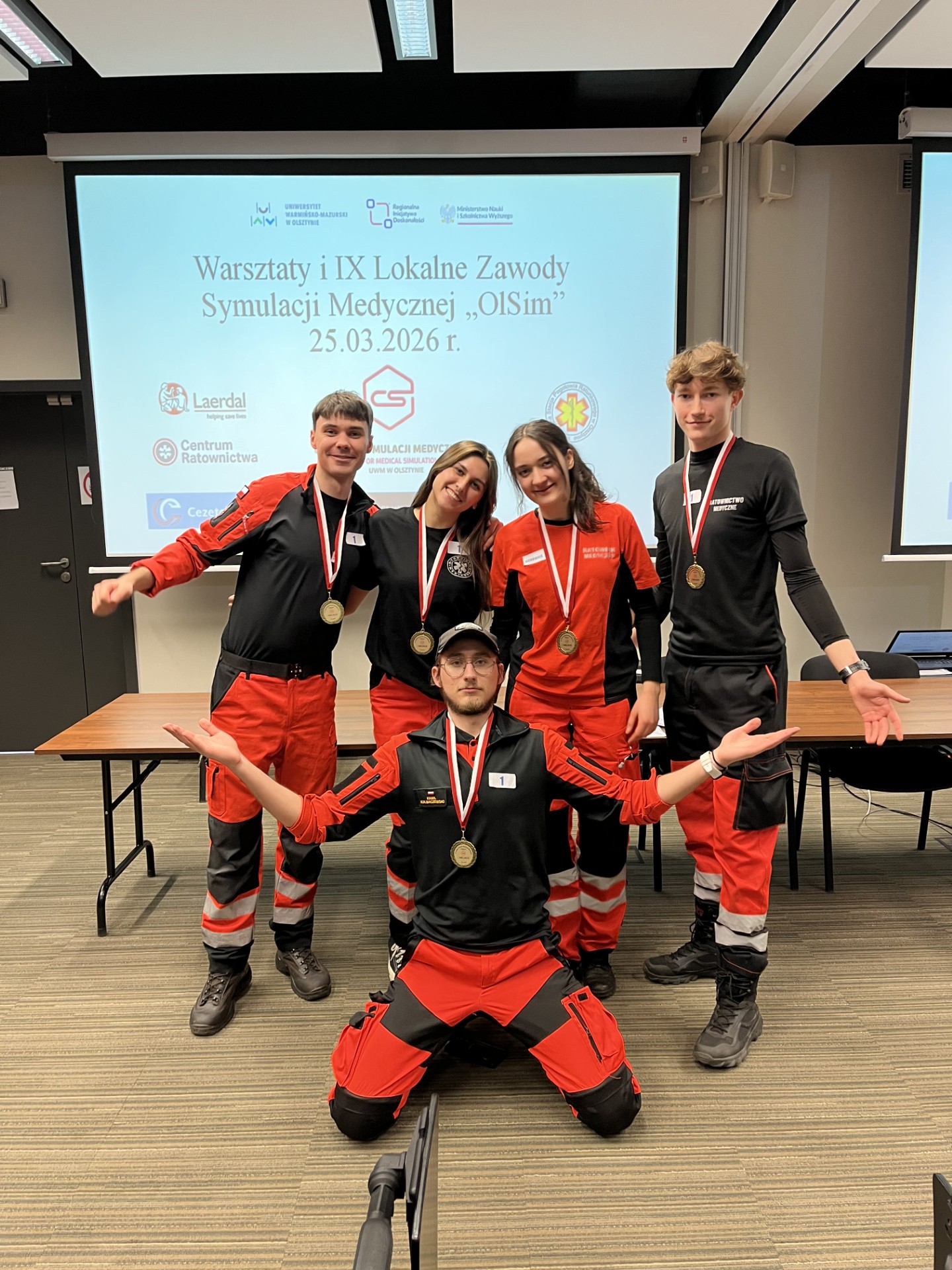 zwycięska drużyna pozuje z medalami