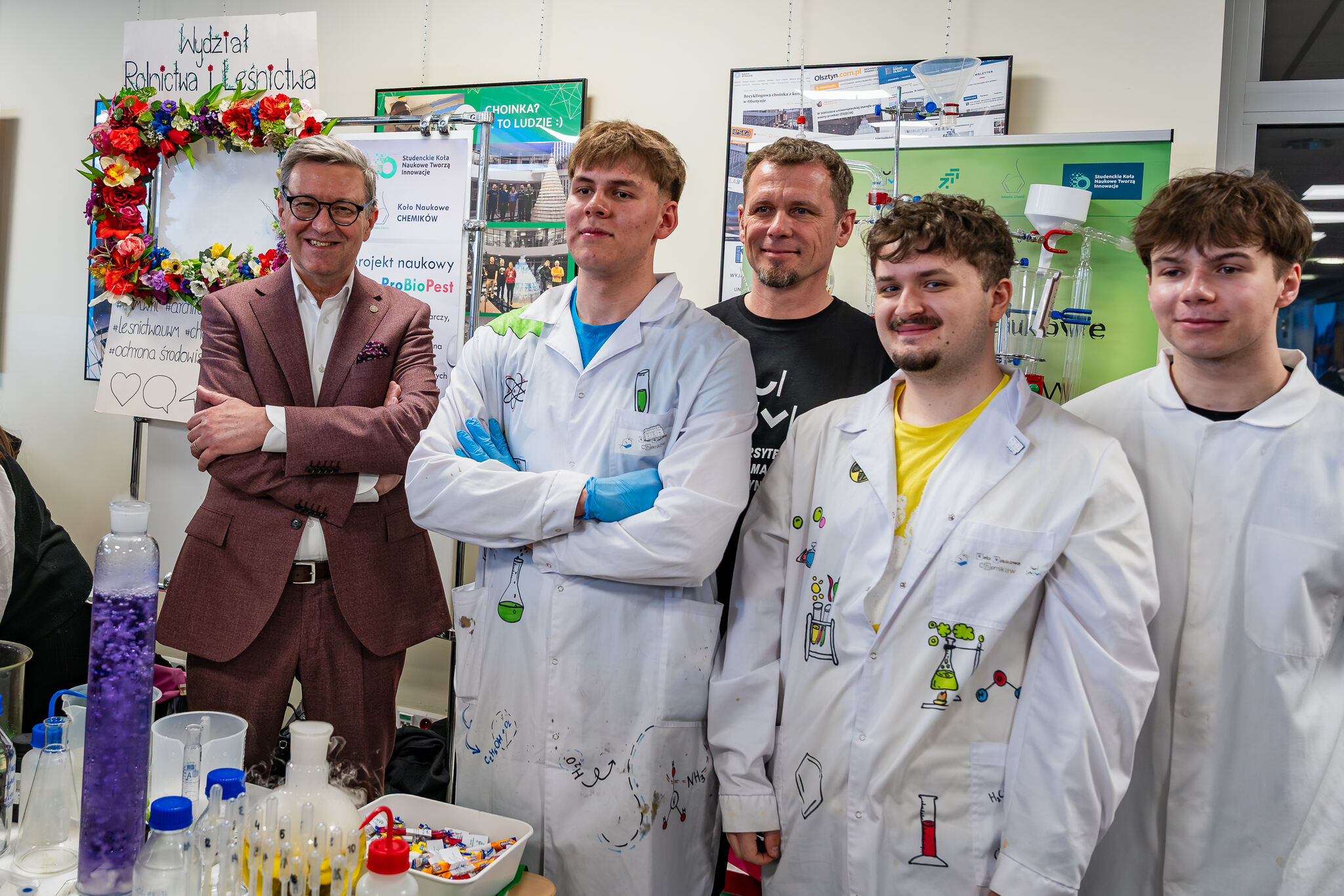 Rektor UWM z kołem chemików