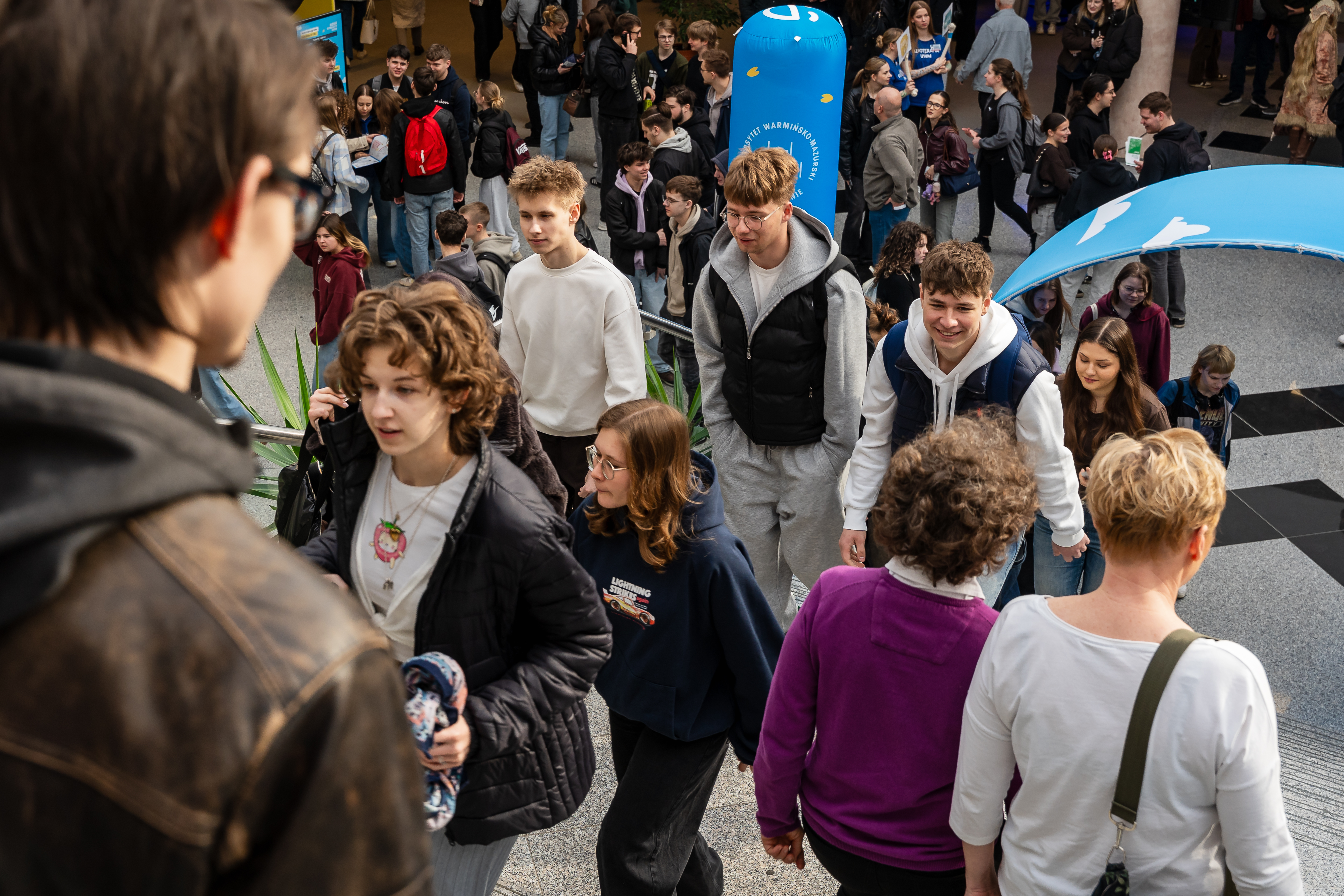 Grupa ludzi na schodach biblioteki