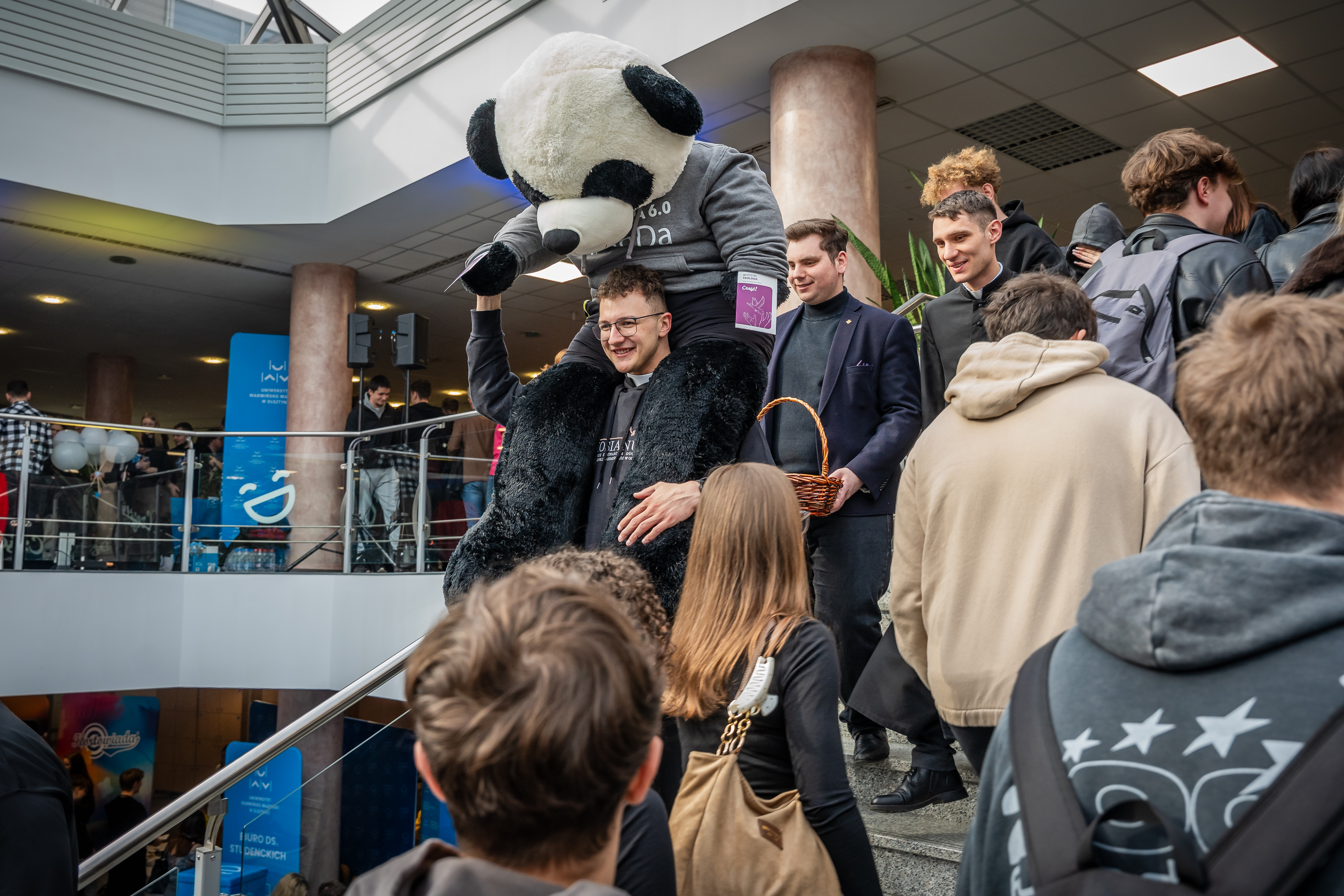 Uczestnicy Dnia otwartego UWM na schodach w bibliotece