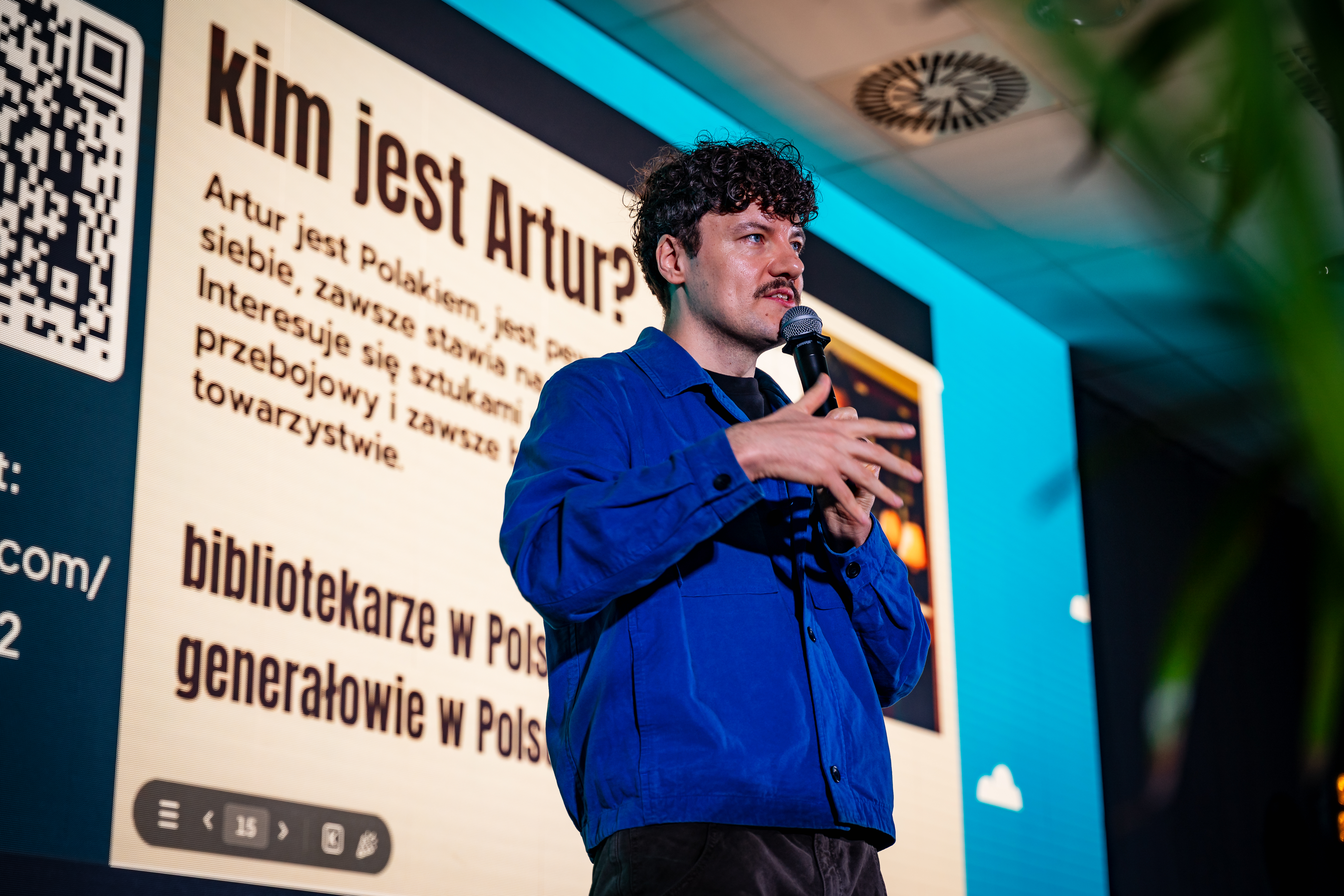 Konrad Skotnicki (Doktor z Tik Toka), w tle prezentacja