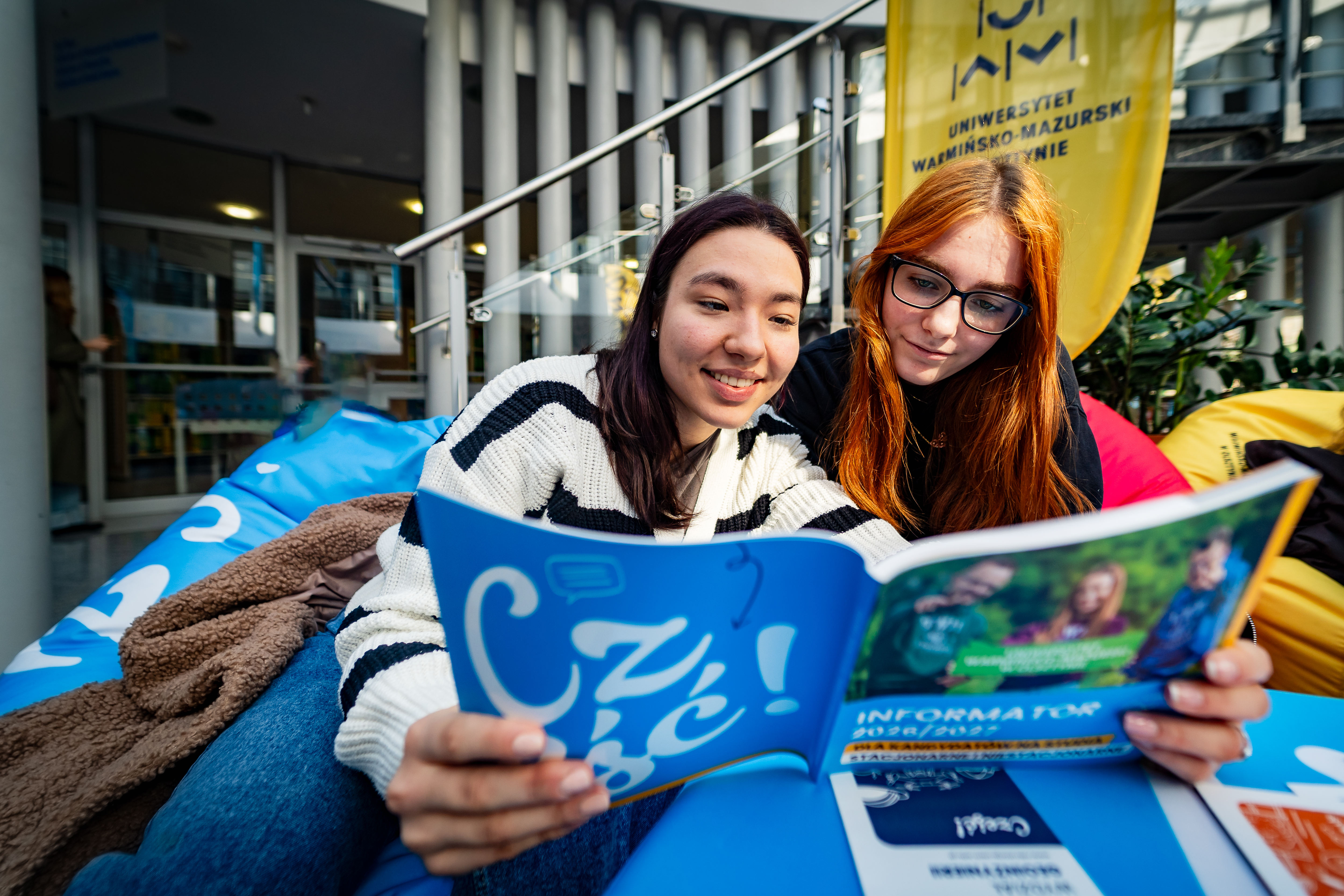 Dwie uczennice pozują z Informatorem UWM