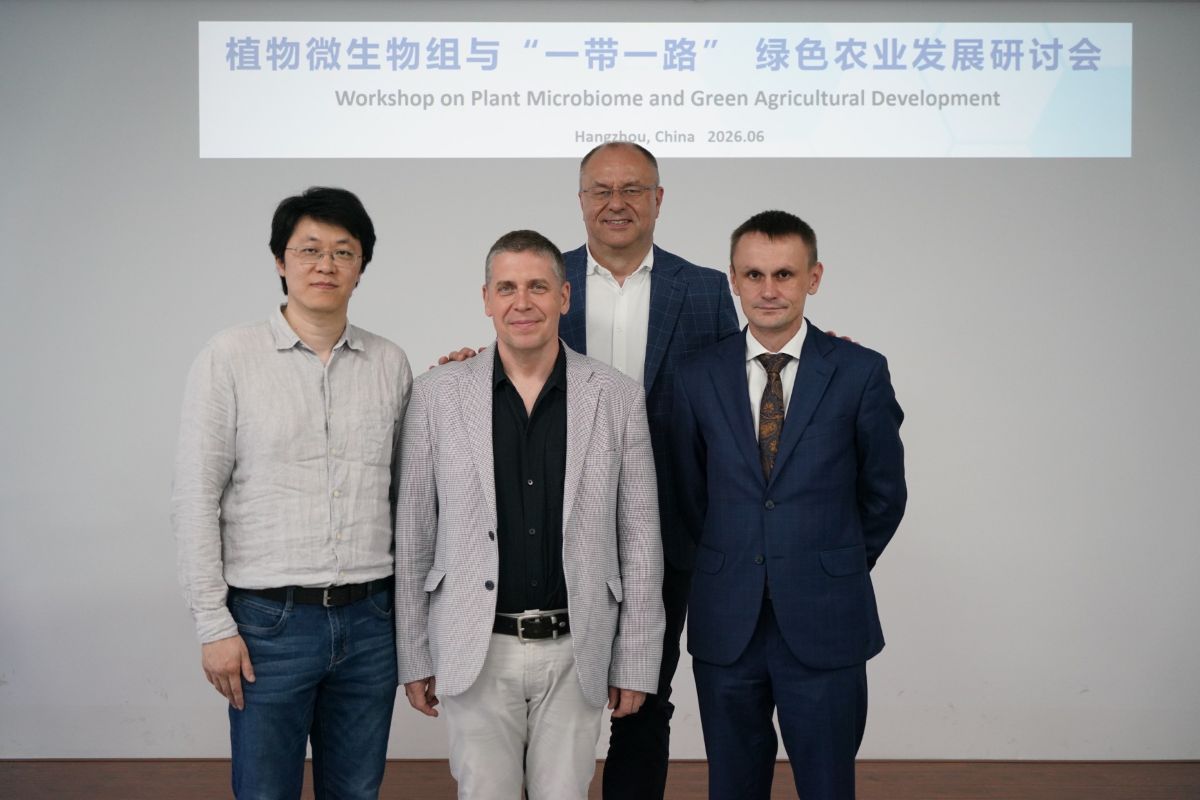 przedstawiciel chińskiego uniwersytetu, Prof. Adam Okorski, prof. Łukasz Zielonka oraz dr Michał Dąbrowski