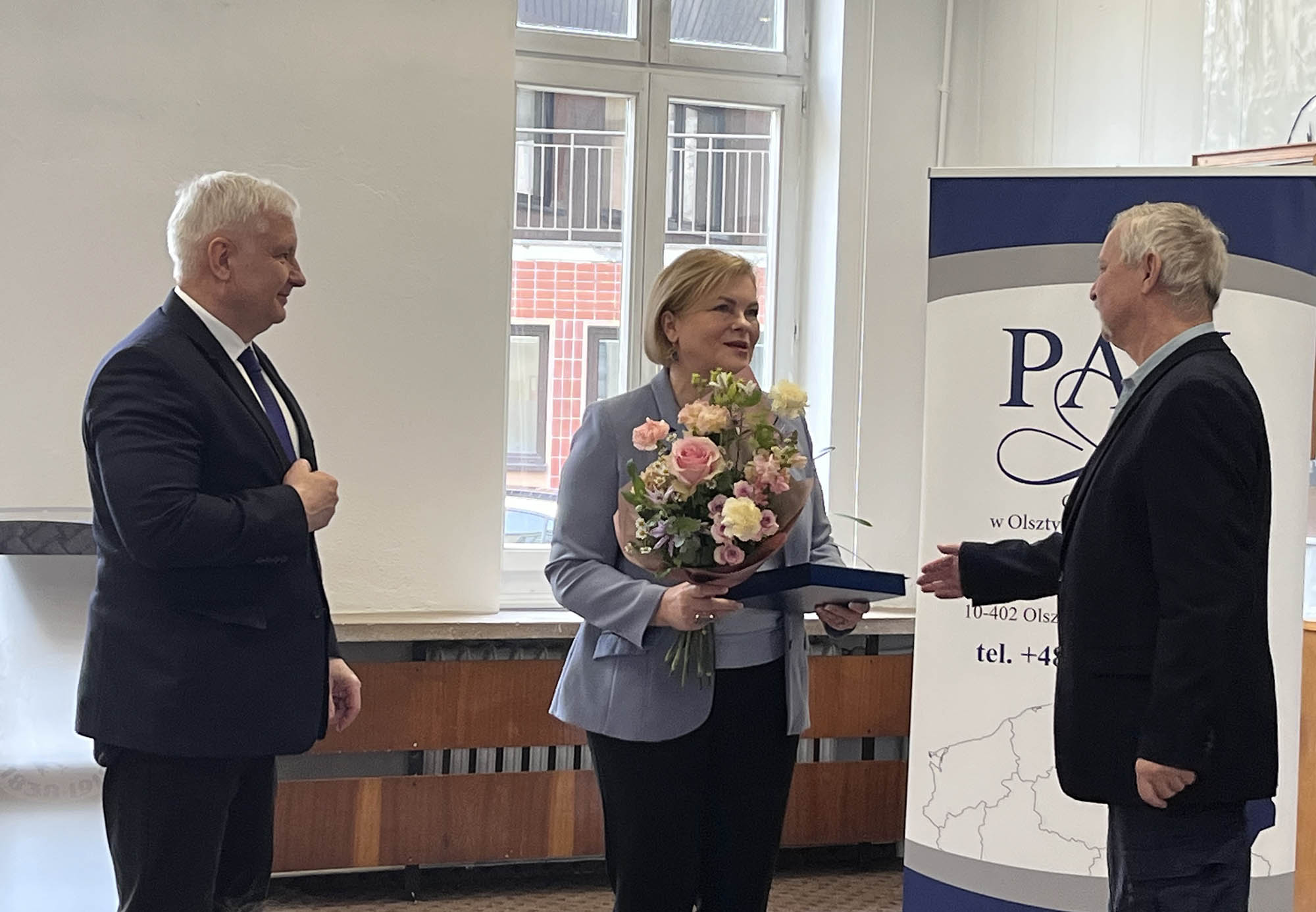 Prof. Teresa Astramowicz-Leyk odbiera wyróżnienie przyznane przez Polską Akademię Nauk