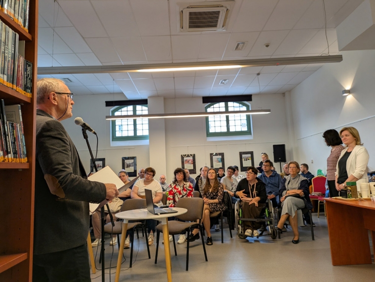 Uczestnicy spotkania z okazji Dnia Godności Osób z Niepełnosprawnością Intelektualną 