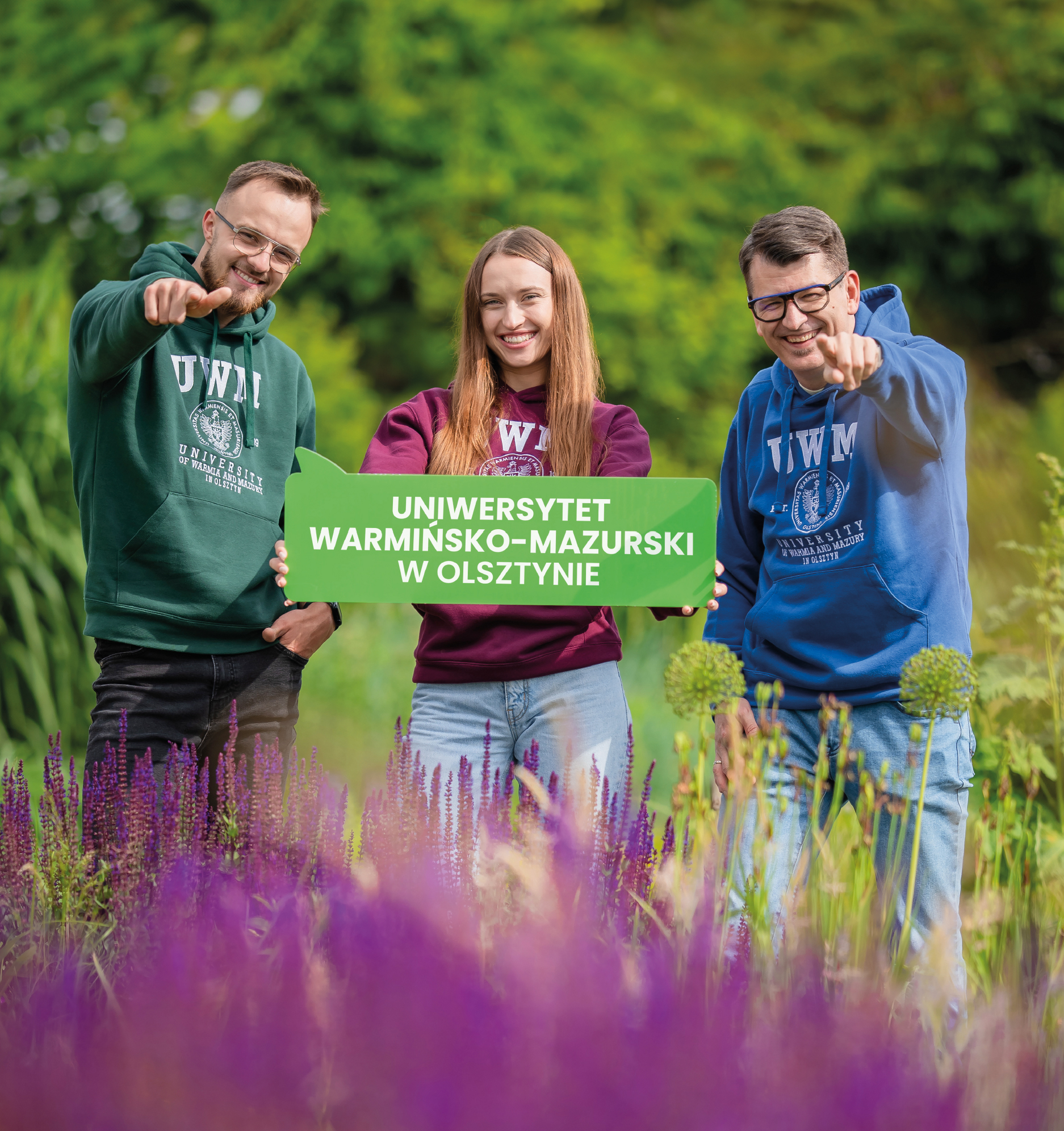 studenci trzymający tabliczkę Uniwersytetu Warmińsko-Mazurskiego w Olsztynie