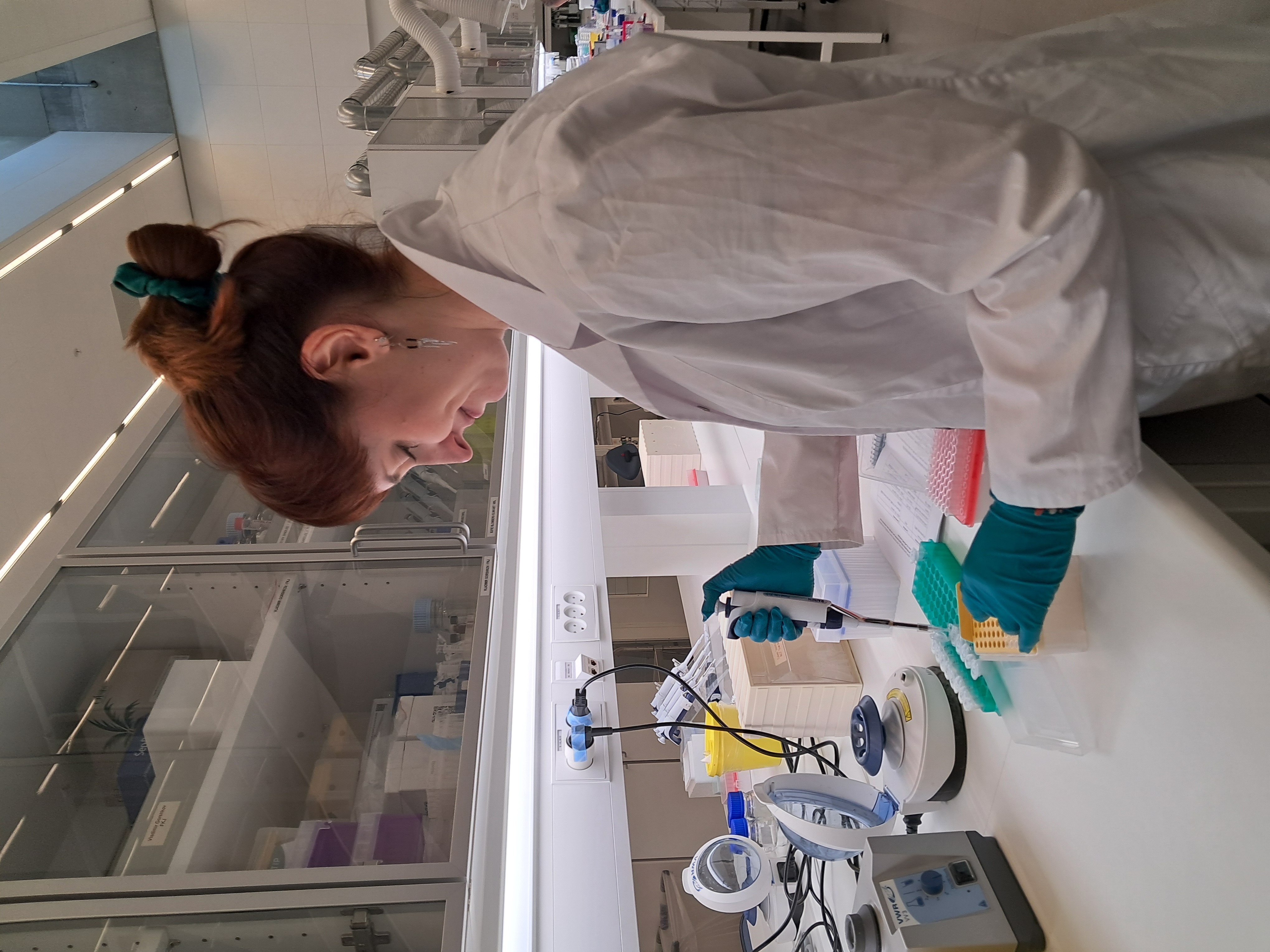 Aleksandra Kurzyńska w laboratorium 