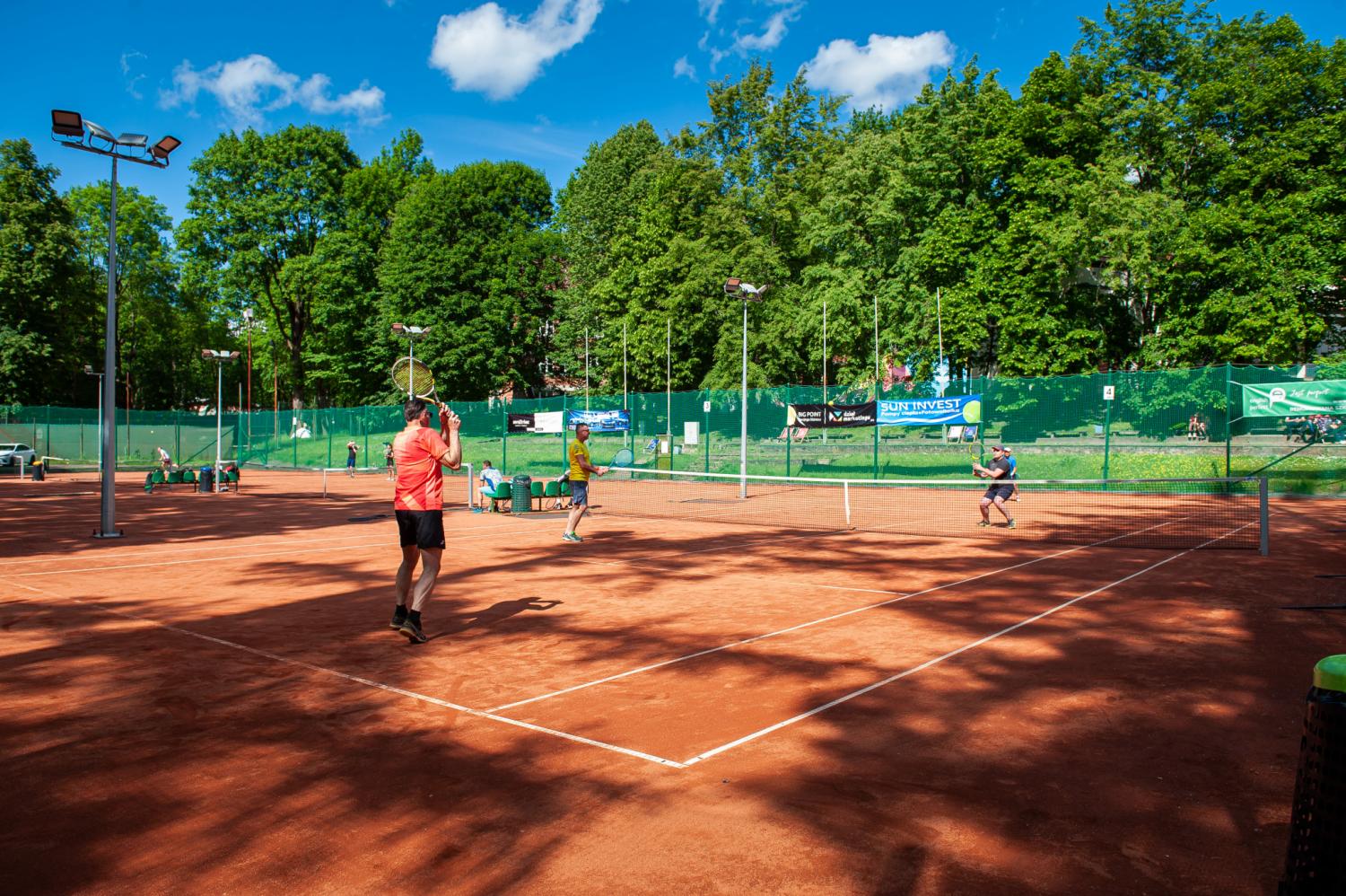 Tenisiści grają na korcie w miasteczku akademickim UWM
