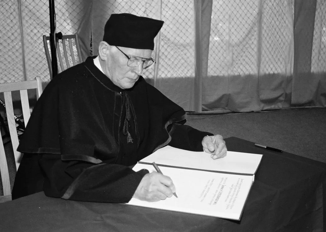 Jan Szczerbowski podpisuje dokument