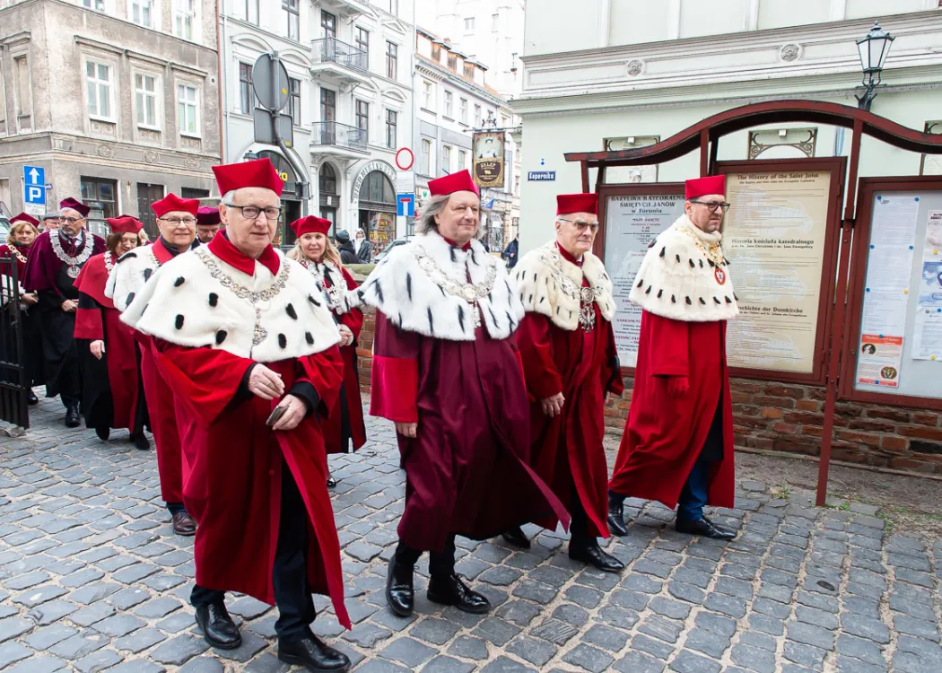 rektorzy idą