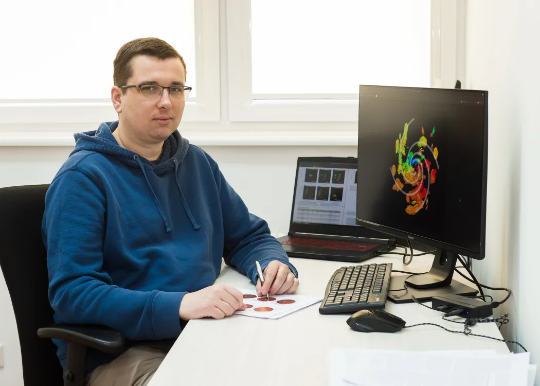 Dr Mateusz Olech z UWM przy pracy