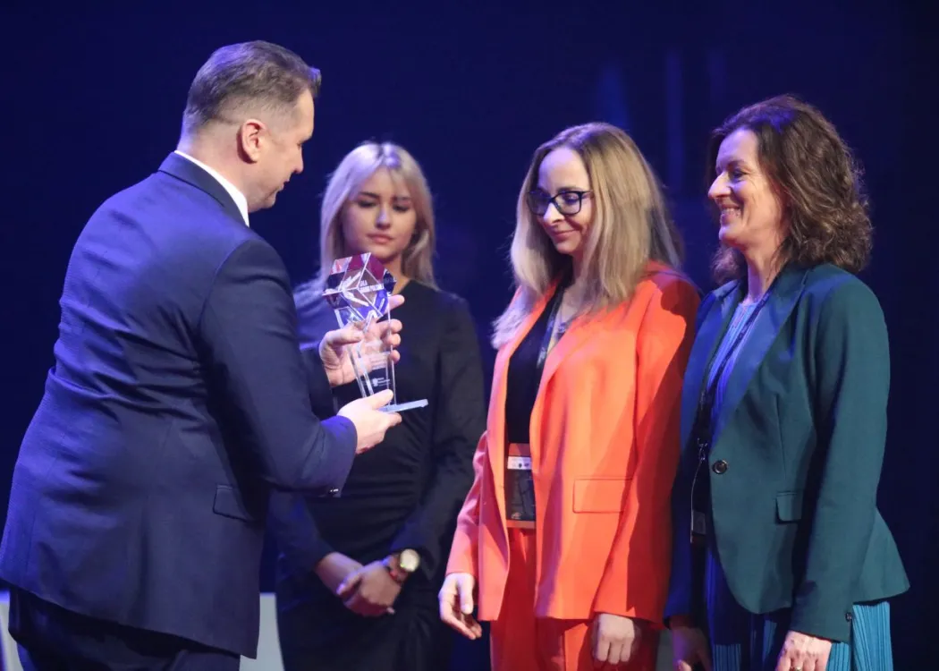 minister wręcza nagrodę prof. Cydzik-Kwiatkowskiej i Zielińskiej