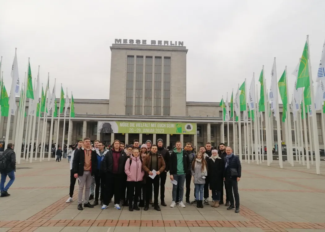 studenci stoją przed wejściem na targi