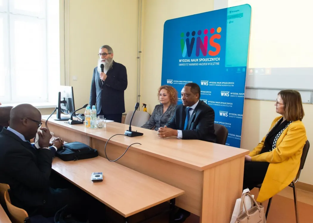 Studenci politologii UWM na spotkaniu z ambasadorem Rwandy 
