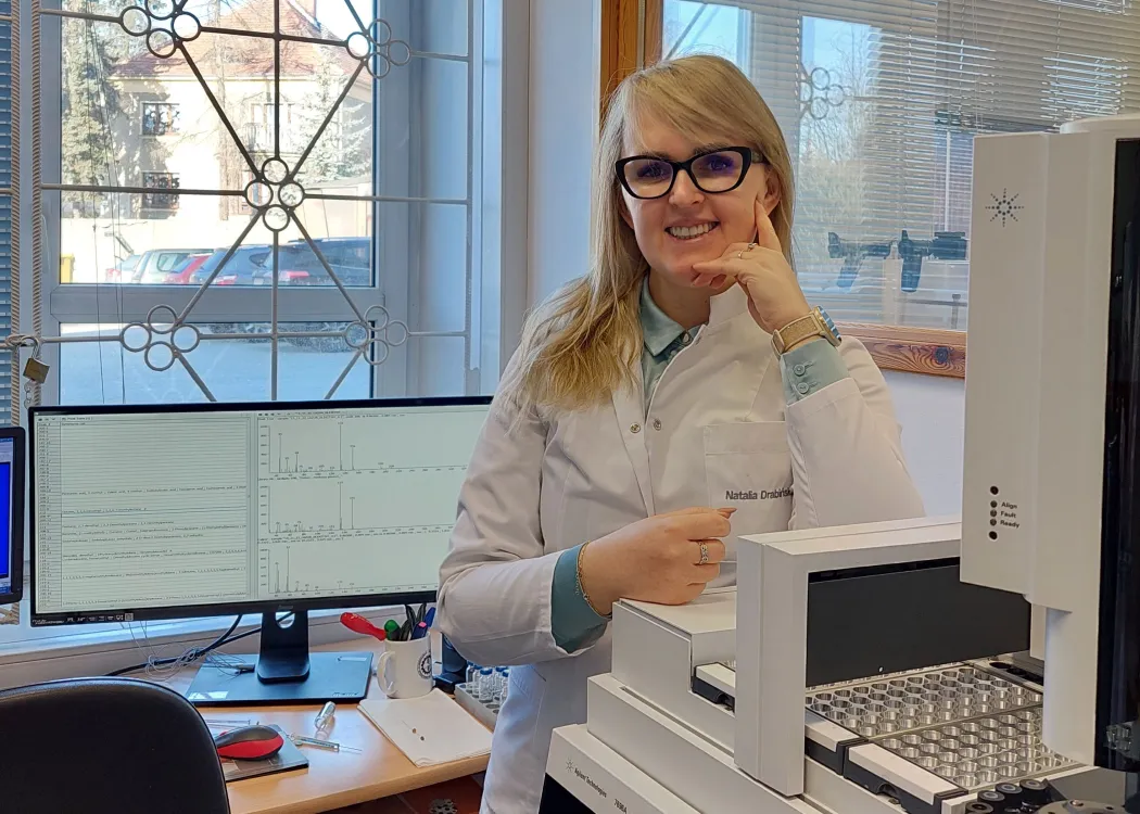 dr Drabińska stoi  przy komputerze