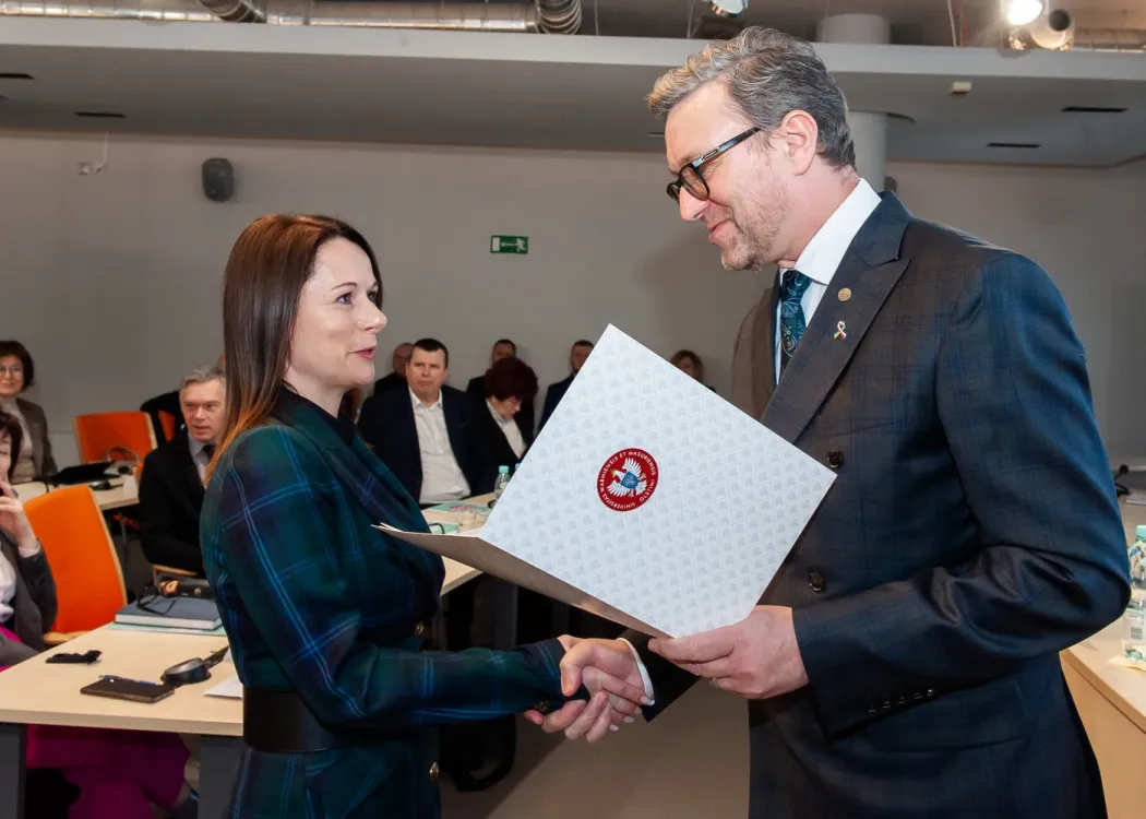 rektor wrecza nominacje