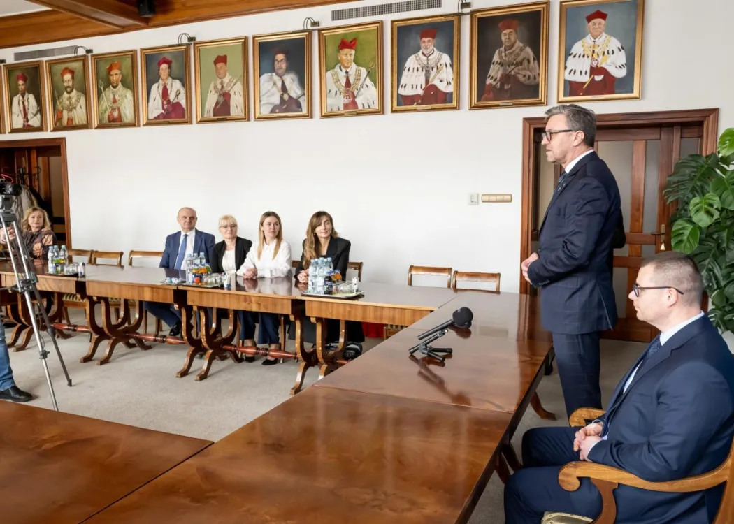 Podpisanie umowy między UWM a Santander