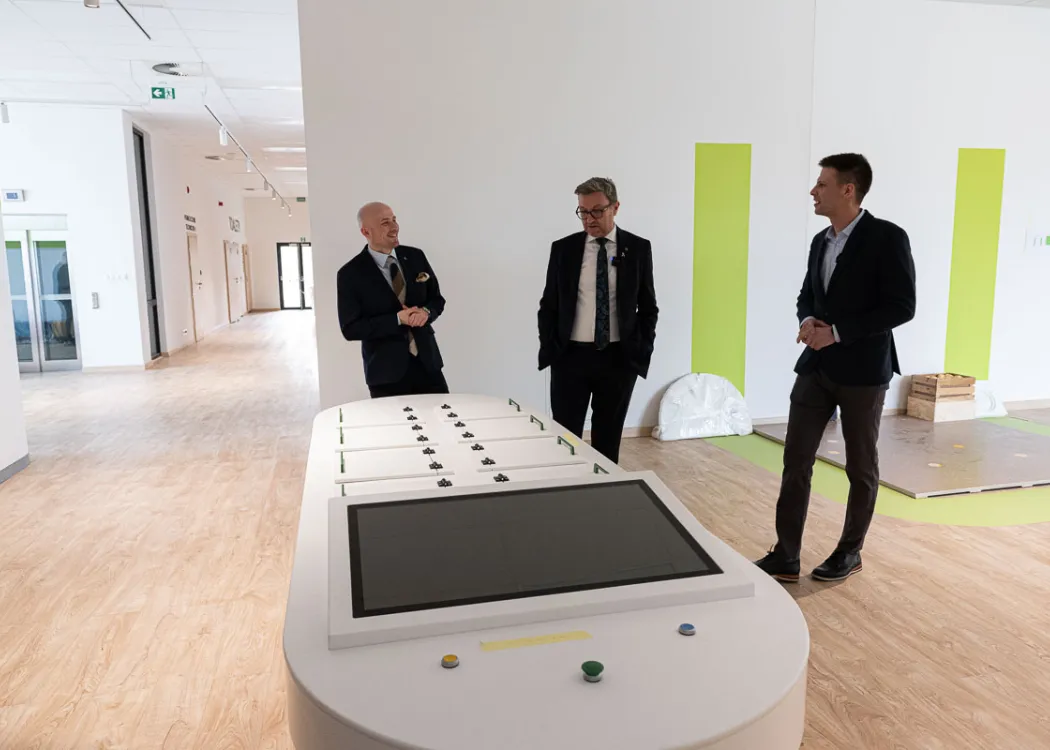 Rektor UWM prof. Jerzy Przyborowski, kanclerz Bogusław Stec i kierownik Kortosfery Mateusz Pikuliński podczas zwiedzania Centrum Popularyzacji Nauki i Innowacji