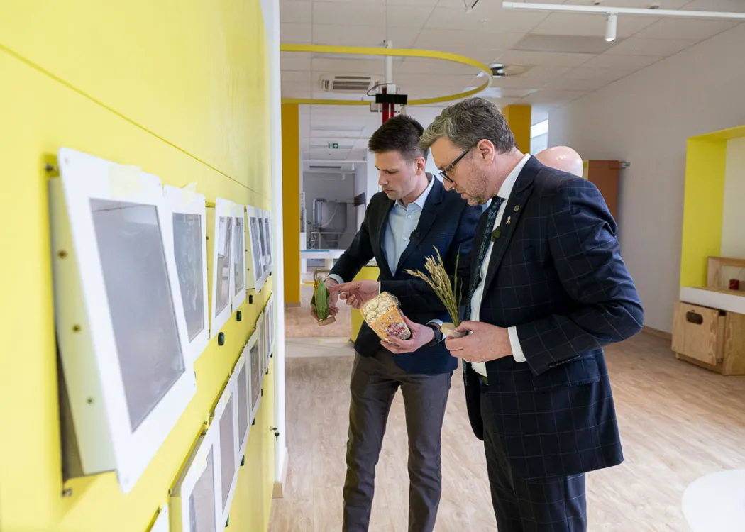 Rektor UWM prof. Jerzy Przyborowski, kanclerz Bogusław Stec i kierownik Kortosfery Mateusz Pikuliński podczas zwiedzania Centrum Popularyzacji Nauki i Innowacji
